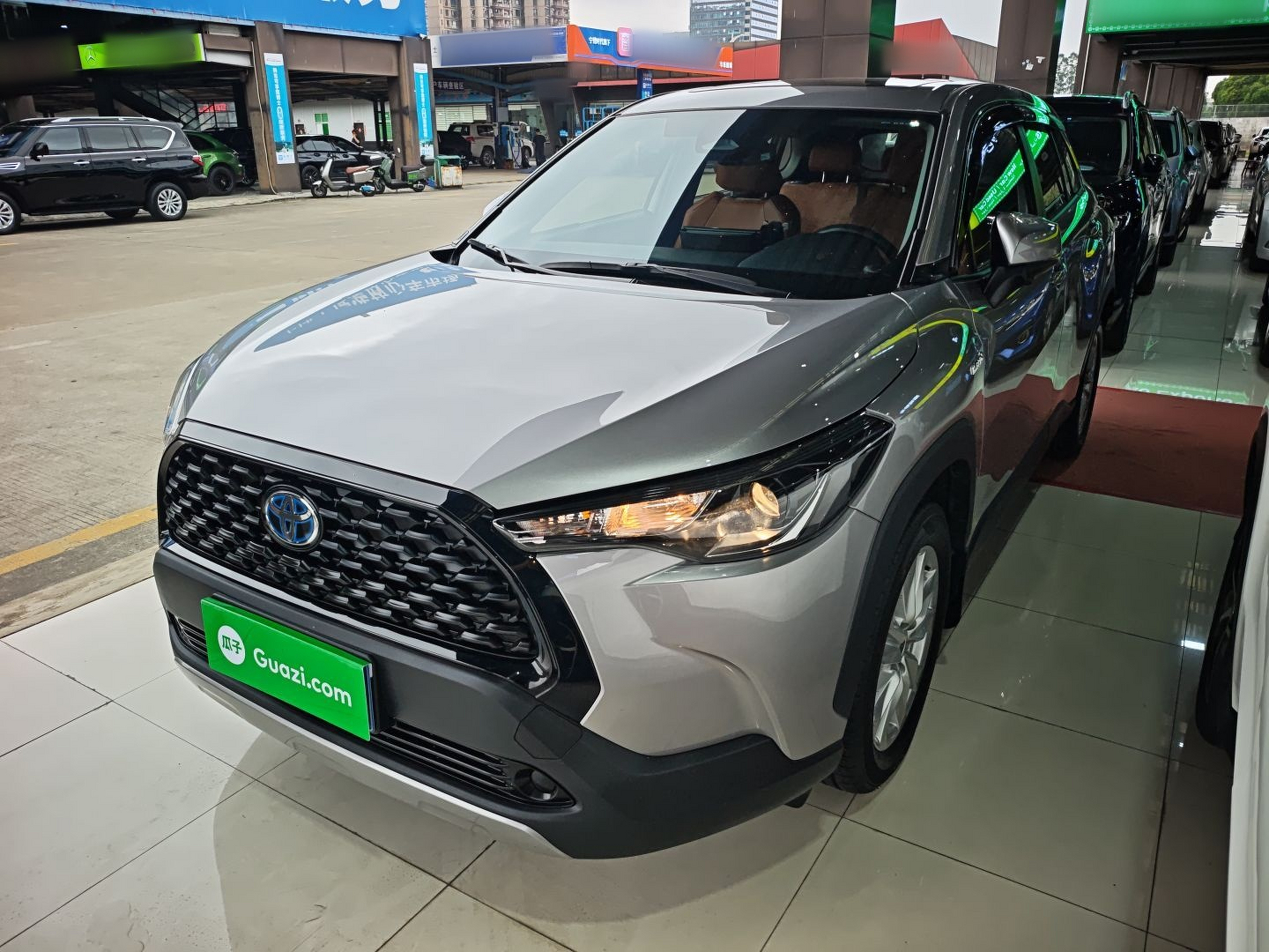 Под передней частью автомобиля