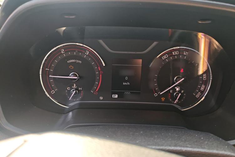 Used SAIC MAXUS T70 2019 2.0T Diesel Automatic Two-Wheel Drive Comfort Edition with Long Bed and High Ground Clearance
