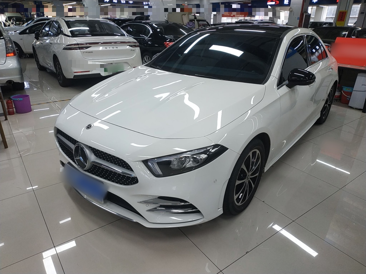 تحت مقدمة السيارة