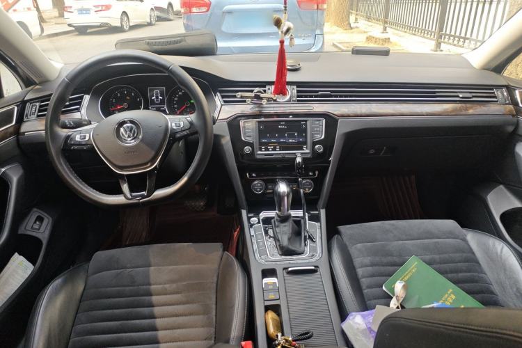 Used Volkswagen Magotan 2017 330TSI DSG Luxury Model Center Console