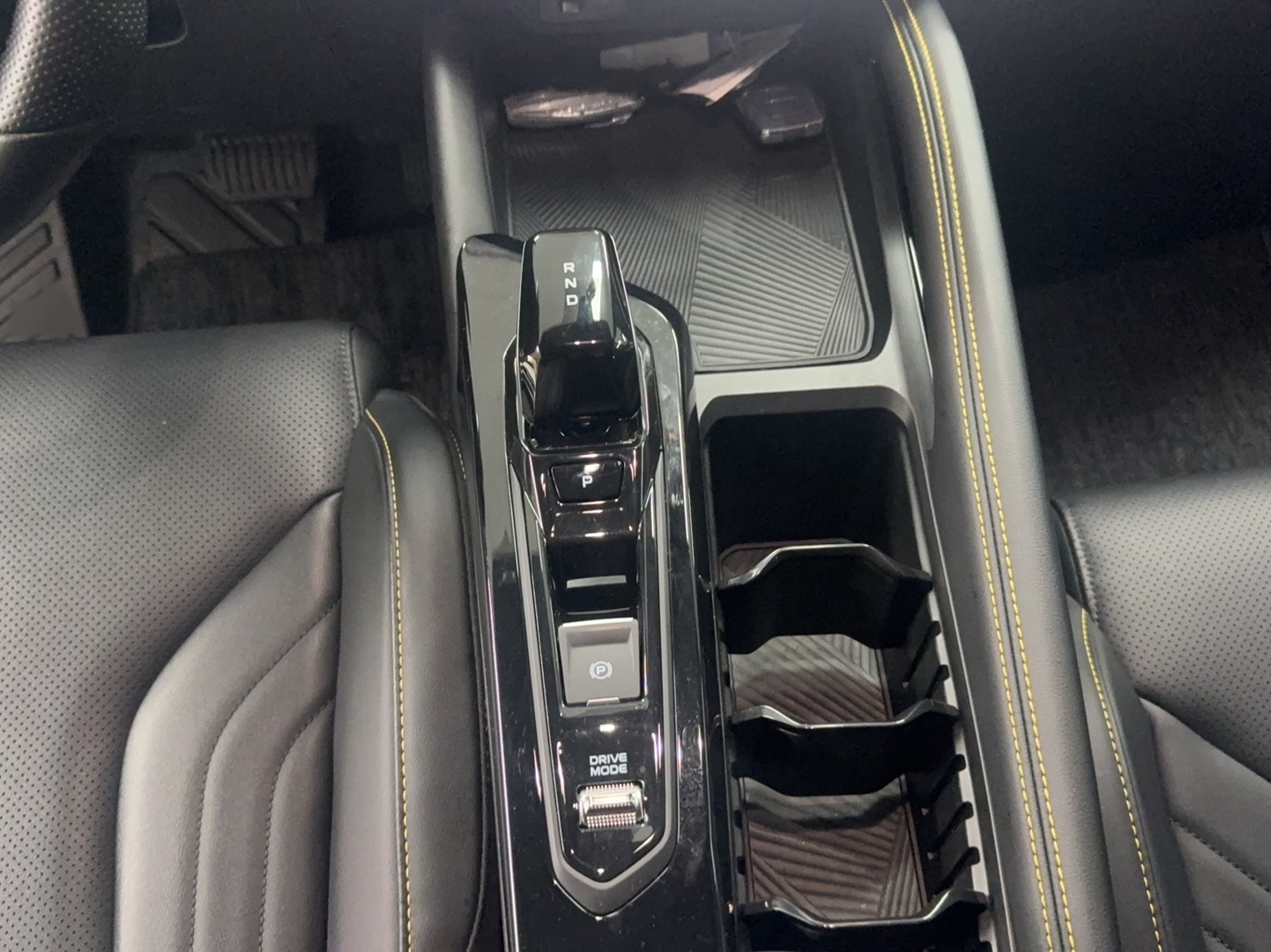 Geely Auto Coolray 2025 Bin Yue L 1.5TD DCT Star Diamond — снимка 11