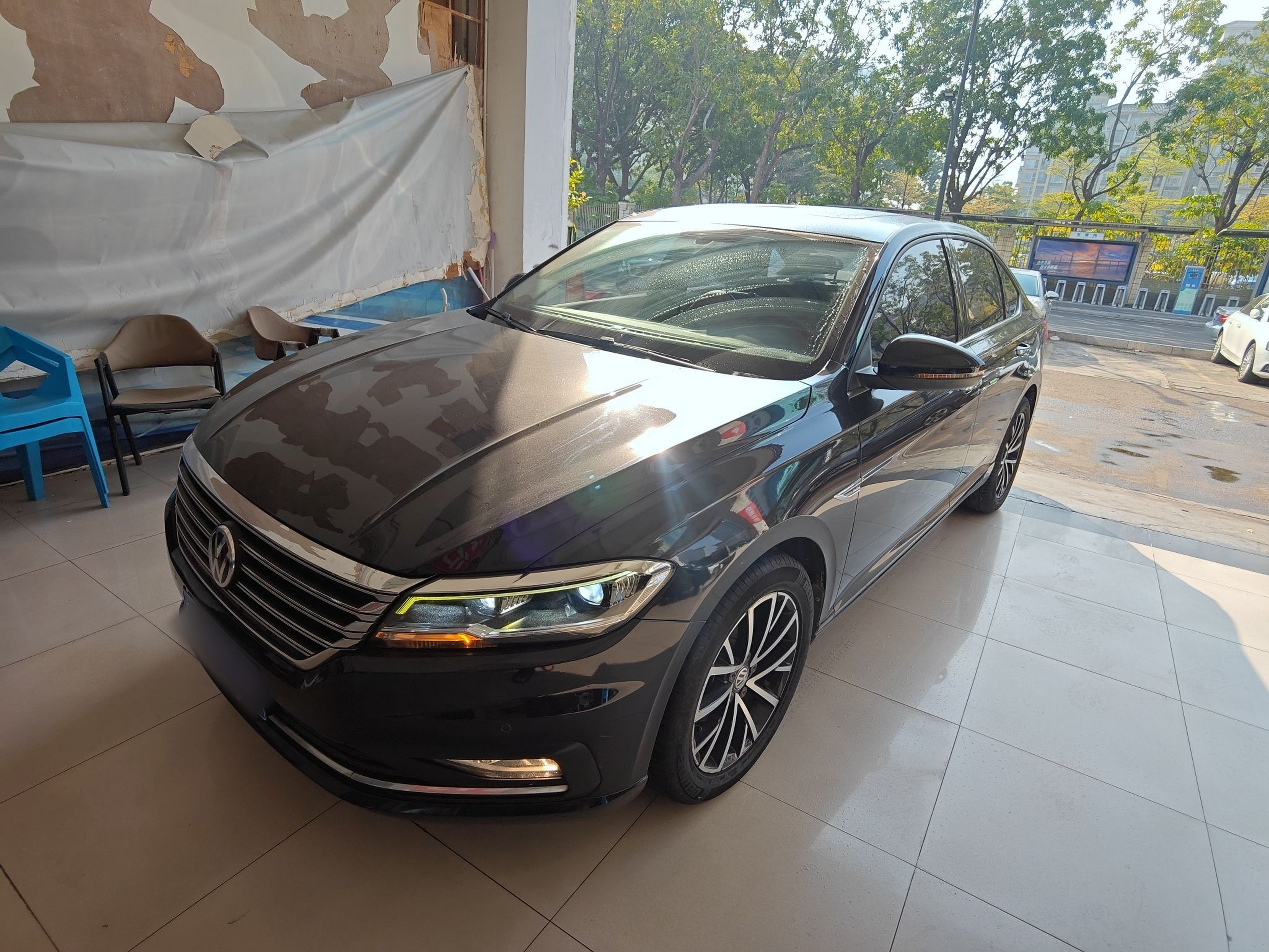 تحت مقدمة السيارة