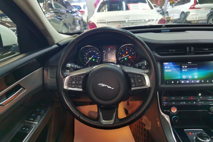 Used Jaguar XFL 2019 XFL 2.0T 200PS Two-Wheel-Drive Luxury Edition Steering Wheel