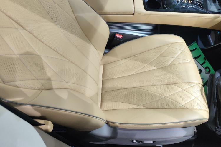 Used Denza D9 2022 DM-i 1040 Prestige Model