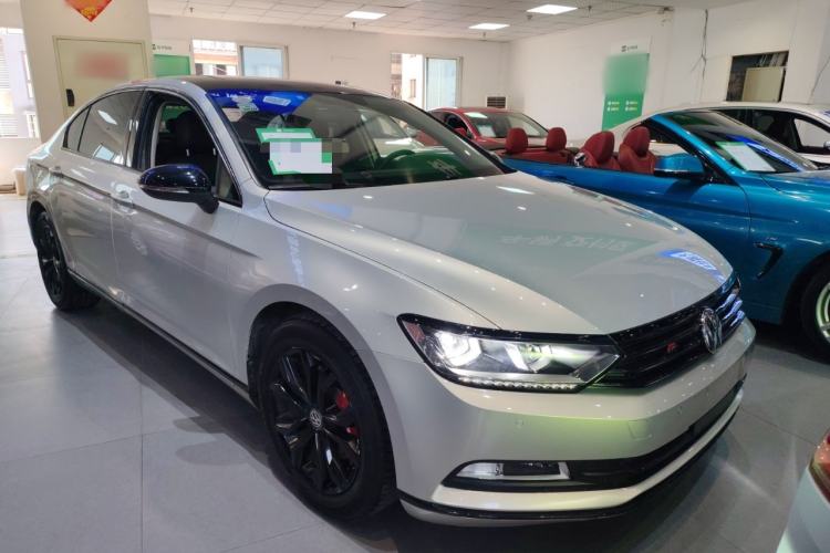 Used Volkswagen Magotan 2019 330TSI DSG Luxury Model China V Standard Front Right 45 Deg