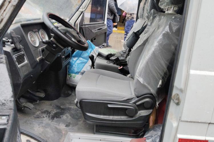 Used Iveco Daily 2021 2.8T V35 VAN厢式 Delivery Van 3-Seater Short Wheelbase Mid-Roof Design with Dual Tires and Side Sliding Doors
