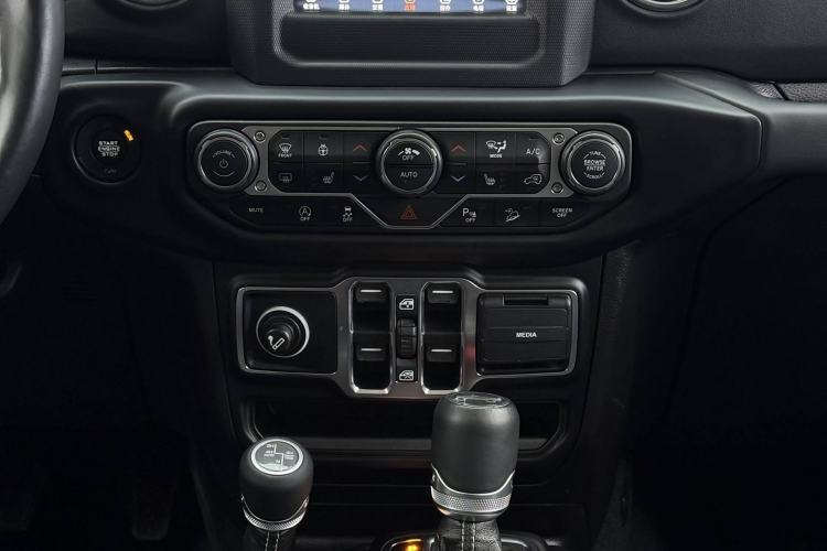 Used Jeep Wrangler 2019 2.0T Sahara Four-Door Version China VI Emission Standard