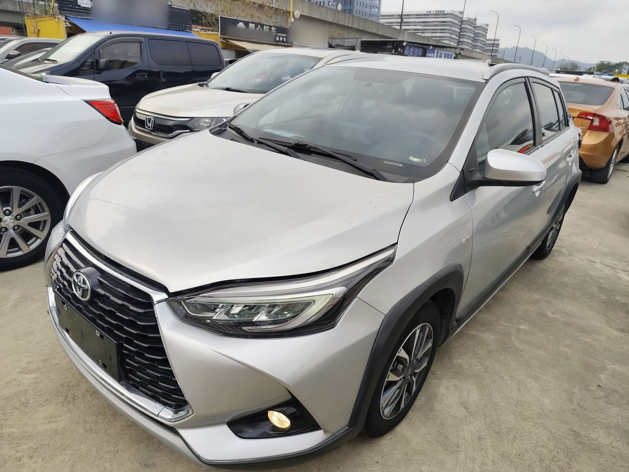 Под передней частью автомобиля