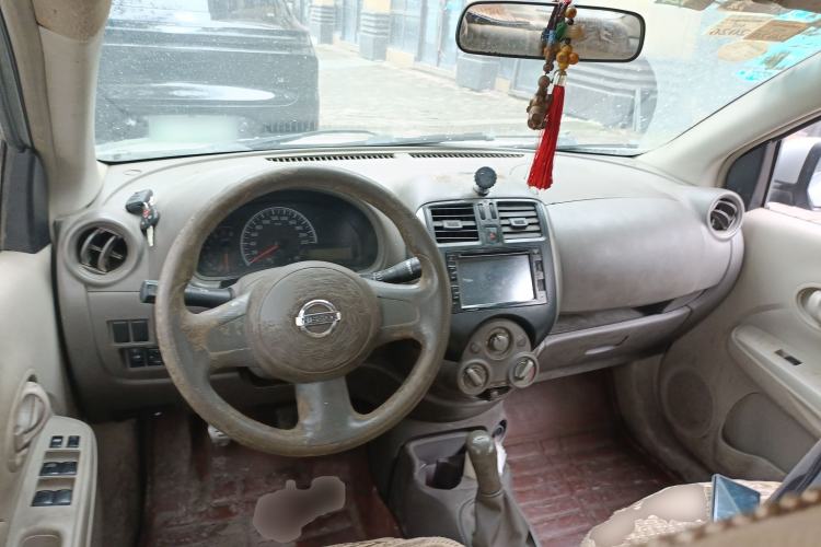 Used Nissan Sunny 2011 1.5XE Manual Comfort Edition Center Console