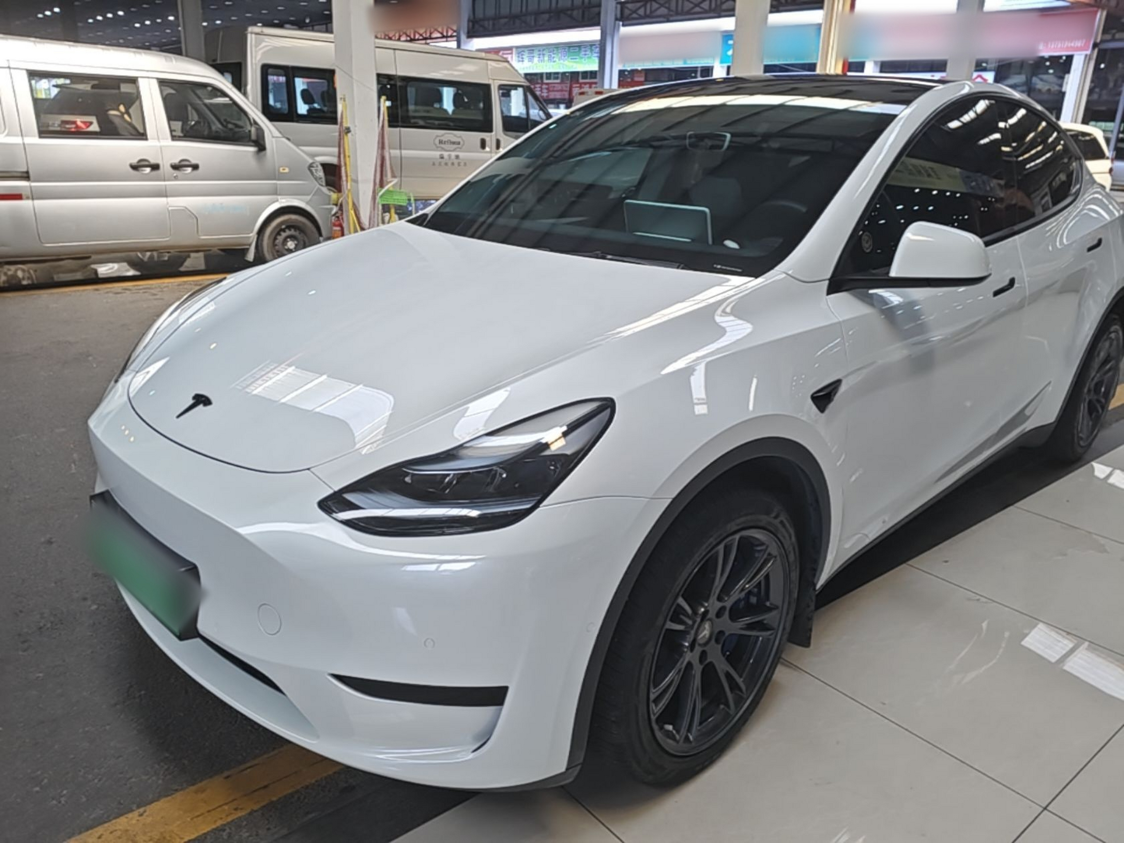 Под передней частью автомобиля