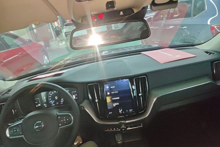 Used Volvo XC60 2021 T5 4x4 Smart Luxury Edition Center Console