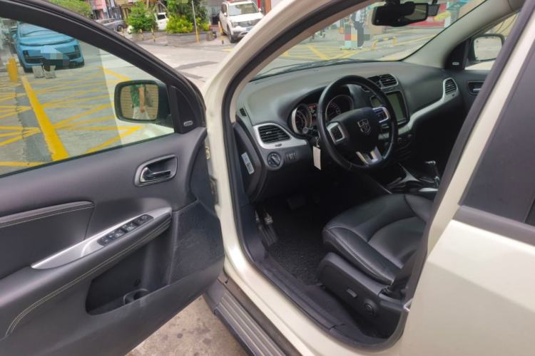 Used Dodge Journey 2013 2.4L Two-Wheel Drive Luxury Version Driver Seat