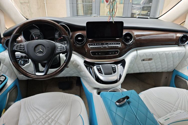 Used Mercedes-Benz V-Class 2020 V 260 Avantgarde Edition Center Console