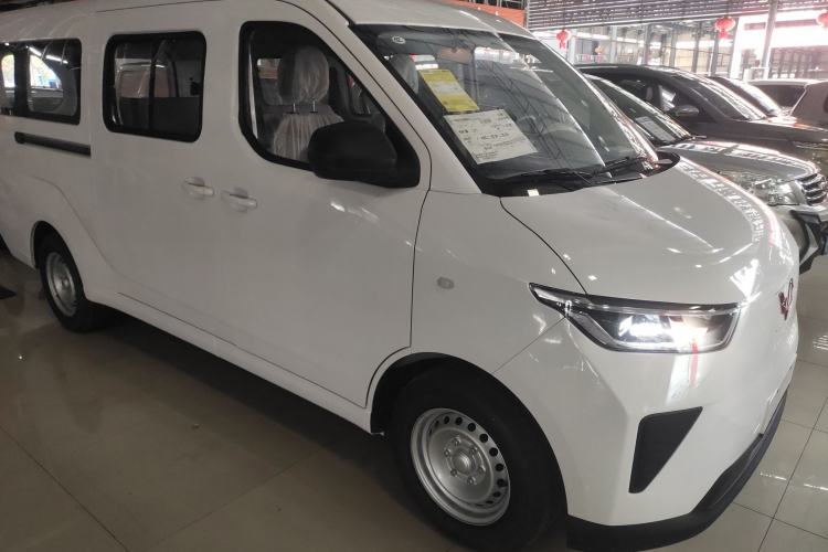 Used Wuling Yangguang 2024 300km Comfort-Grade Passenger Van 60kW Front Right 45 Deg
