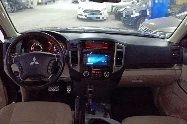 Used Mitsubishi Pajero  Center Console