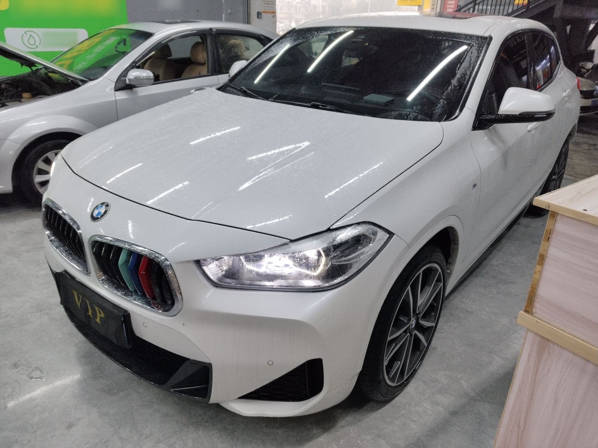 تحت مقدمة السيارة