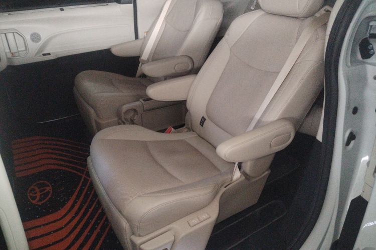 Used Toyota Sienna 2023 2.5L Hybrid Deluxe Edition
