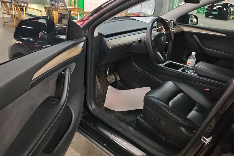 Used Tesla Model Y 2022 Long-Range All-Wheel-Drive Version Driver Seat