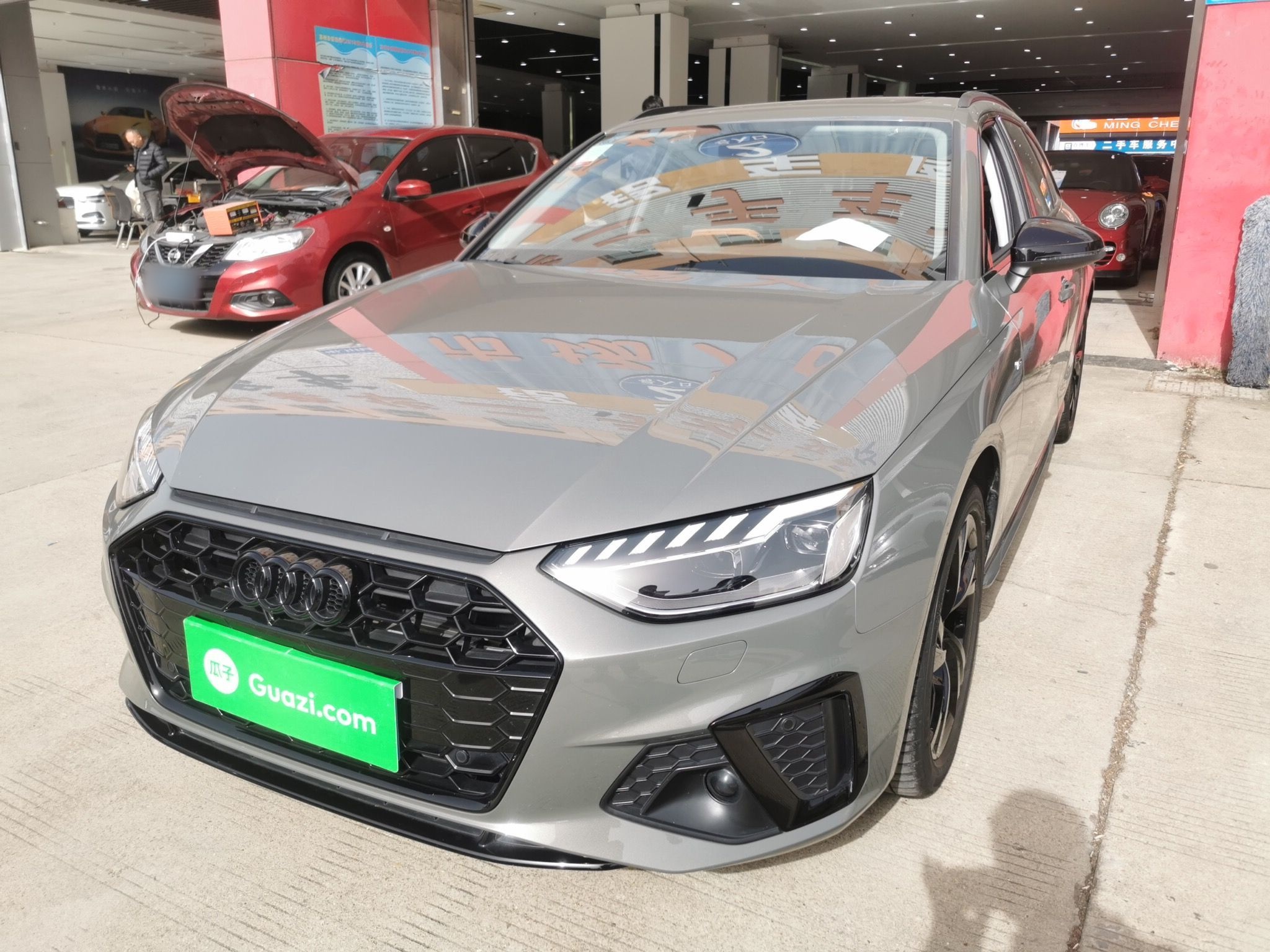 تحت مقدمة السيارة