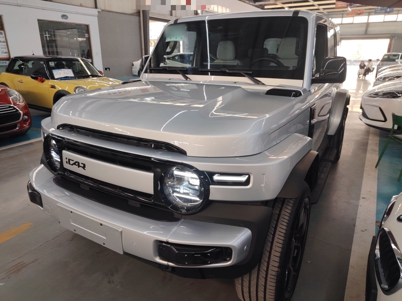 تحت مقدمة السيارة