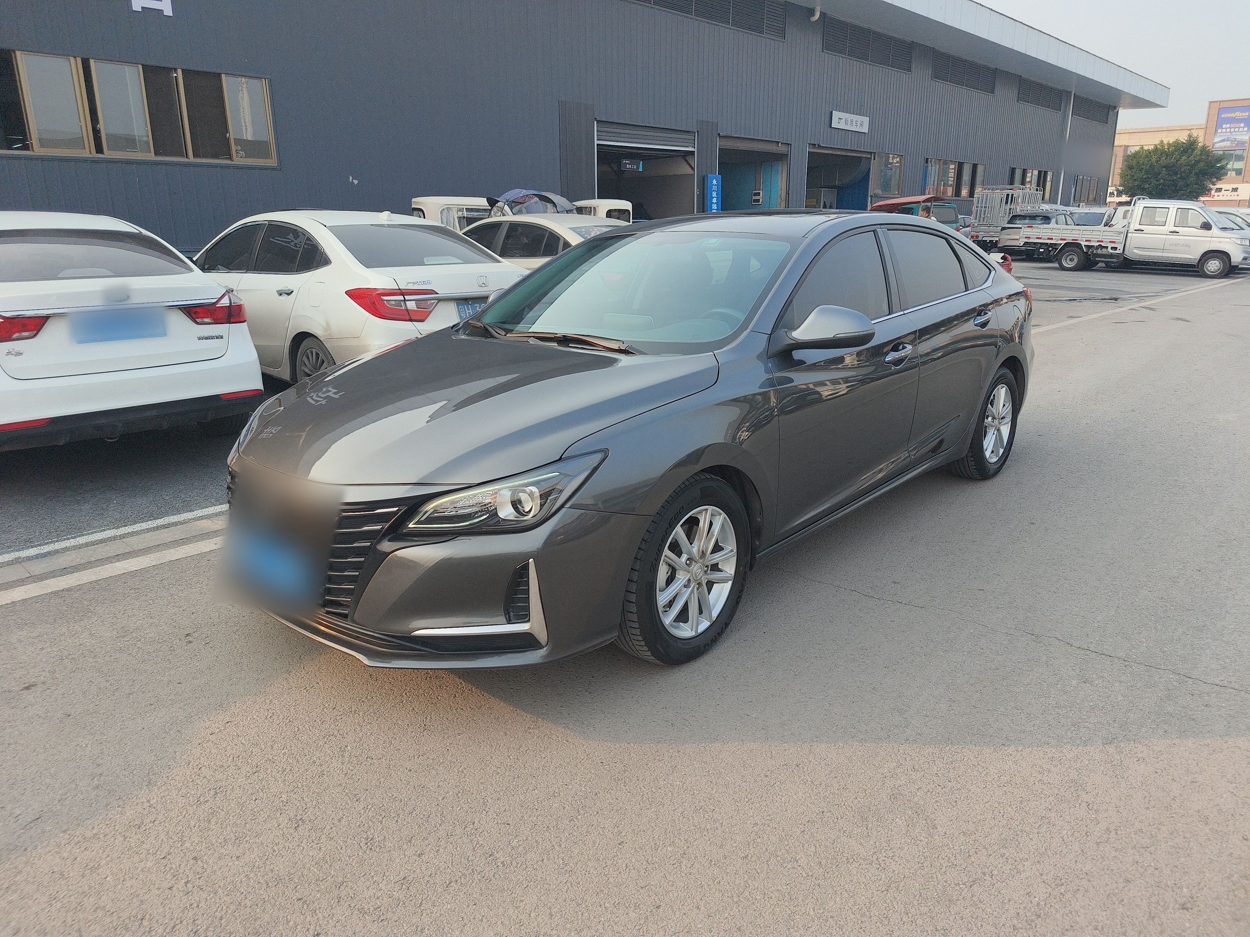 Под передней частью автомобиля