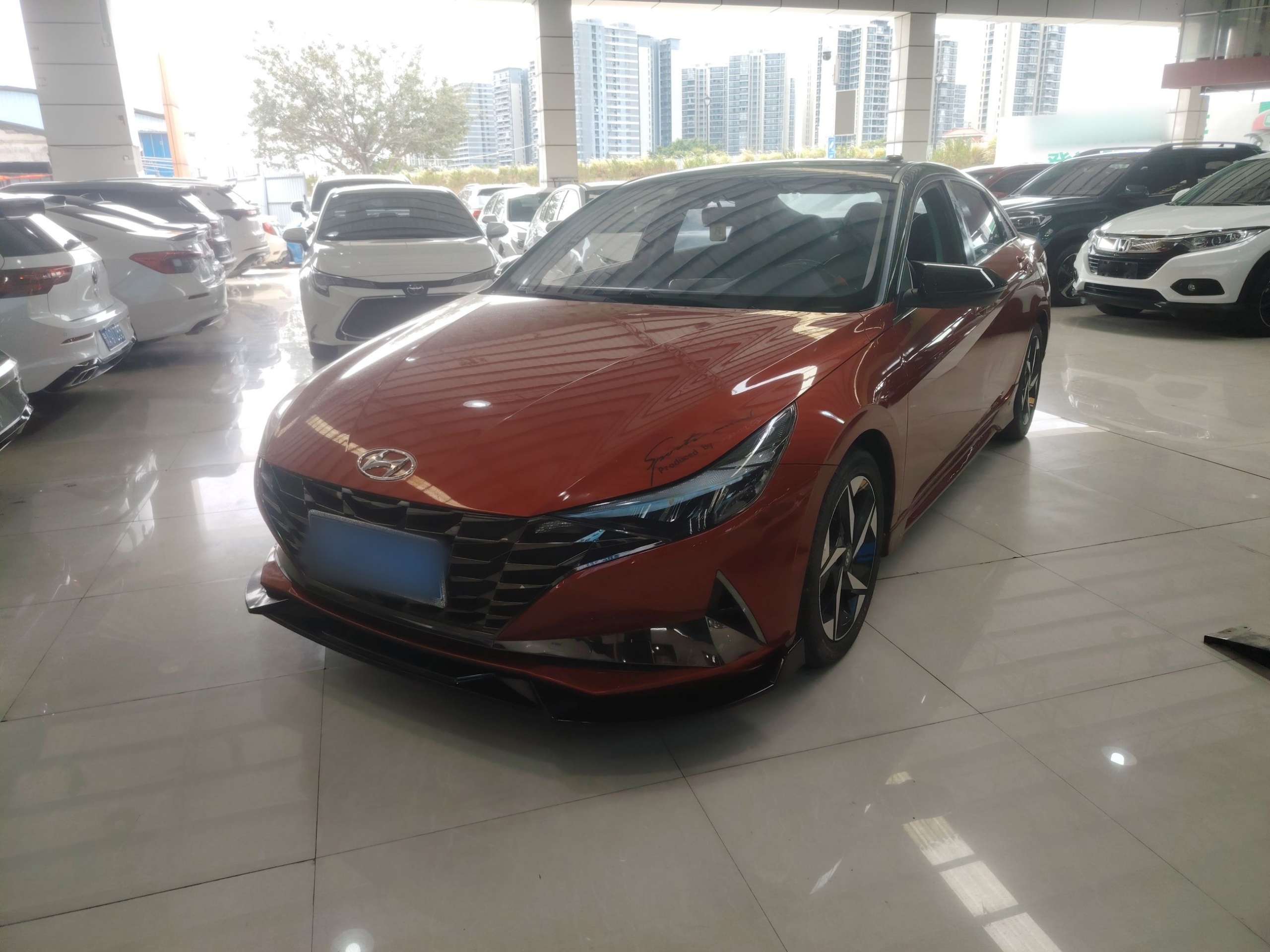 Под передней частью автомобиля