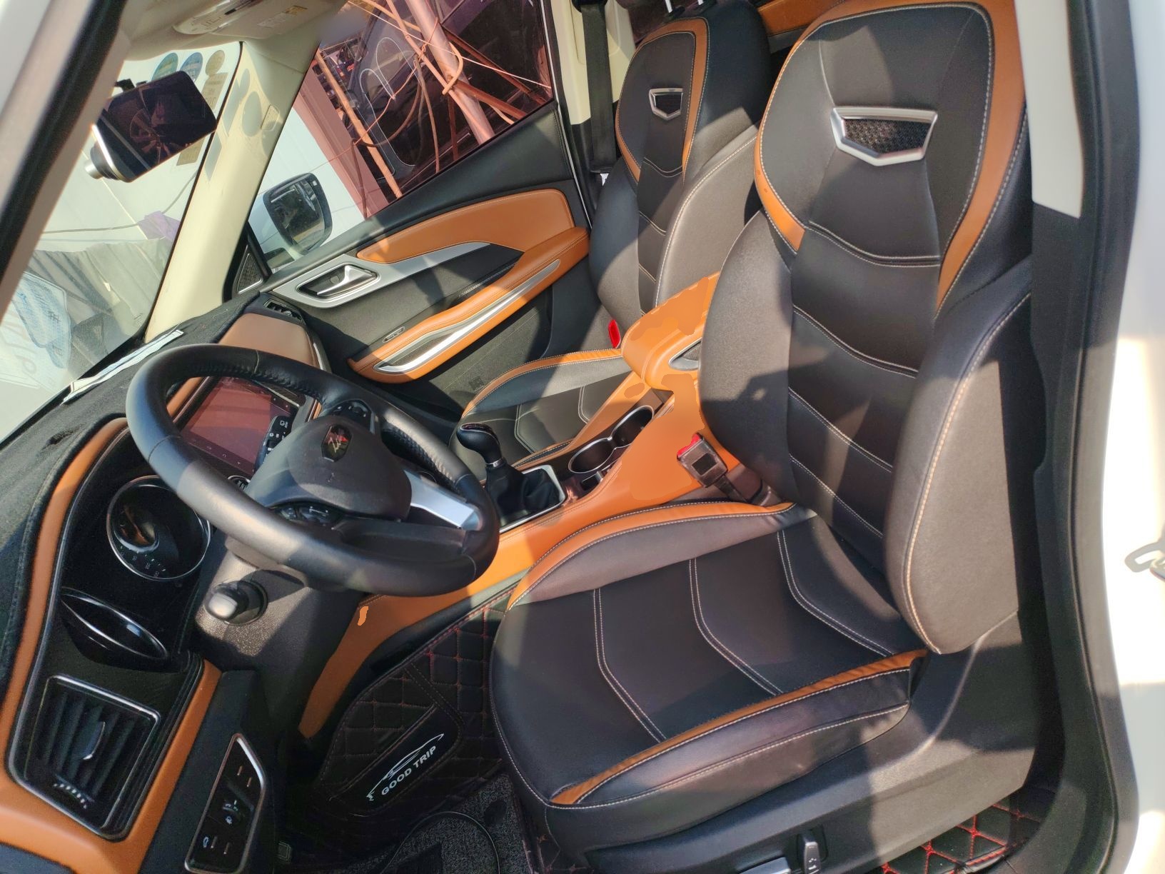 المقاعد الأمامية داخل السيارة