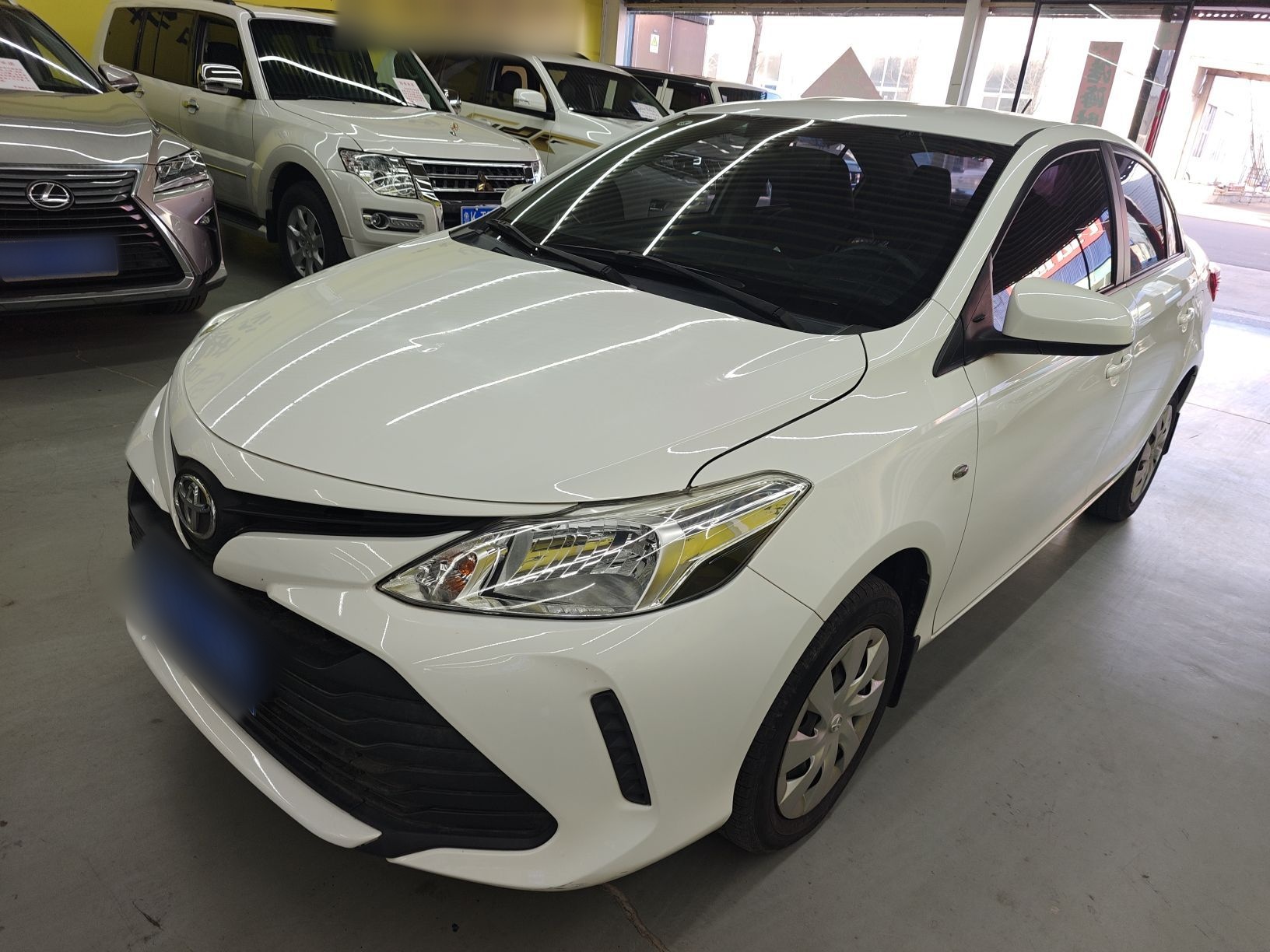 تحت مقدمة السيارة