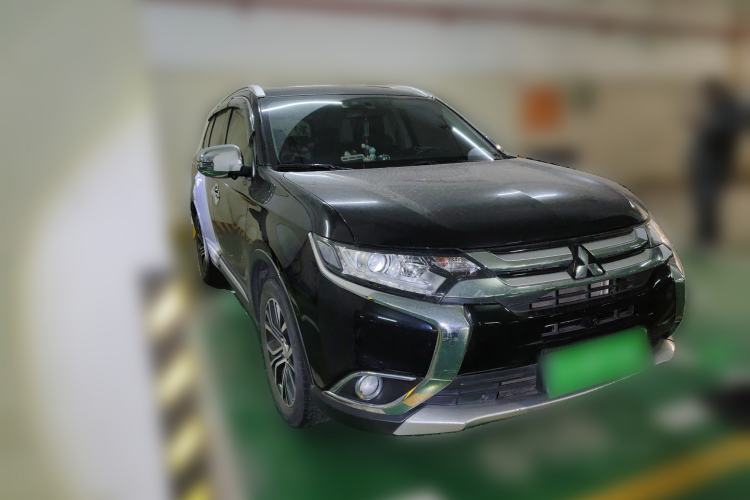 Used Mitsubishi Outlander 2017 2.0L Two-Wheel Drive Glory Edition 5 Seats Front Right 45 Deg