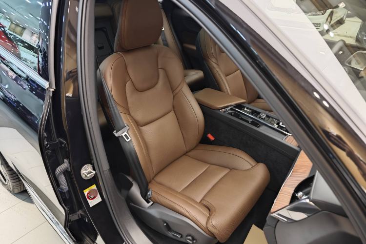 Used Volvo XC60 New Energy 2025 Plug-in Hybrid Long-Range All-Wheel Drive Smart Luxury Edition
