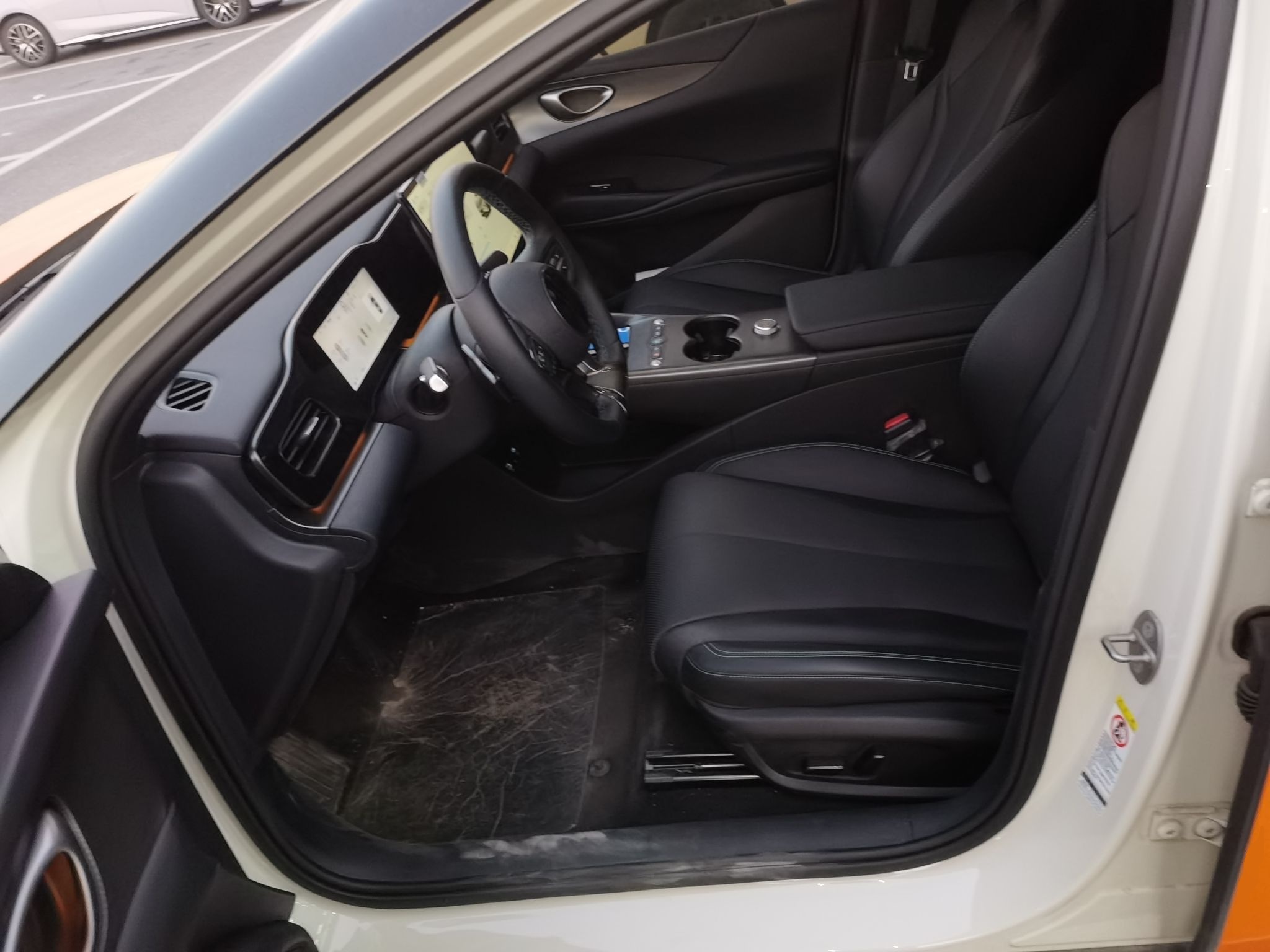 المقاعد الأمامية داخل السيارة