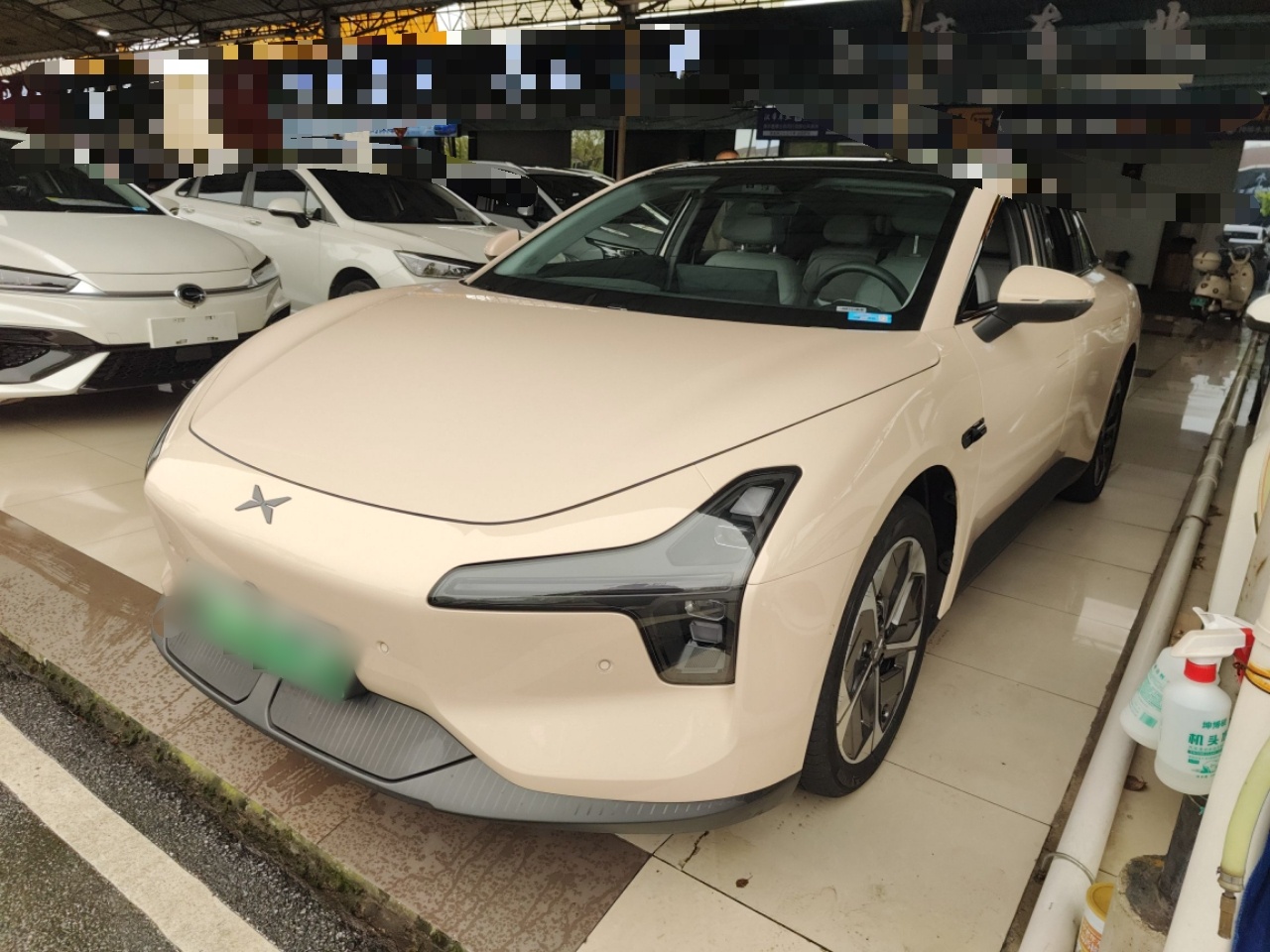 تحت مقدمة السيارة