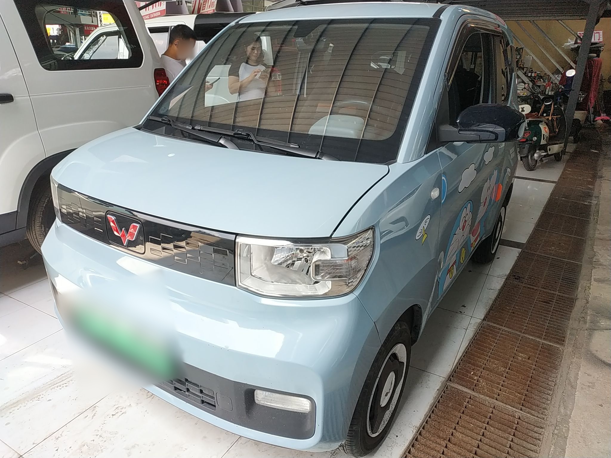 Под передней частью автомобиля