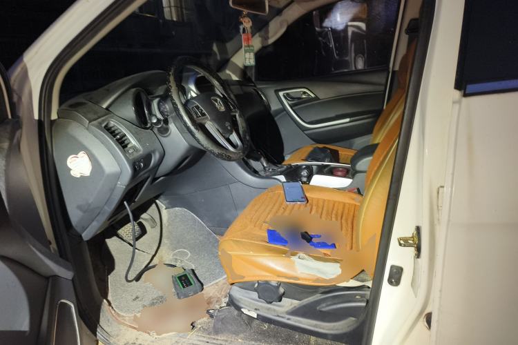 Used JMC Yusheng S350 2013 2.4T Automatic 2WD Diesel Luxury Edition 5 Seats Left Front Seat