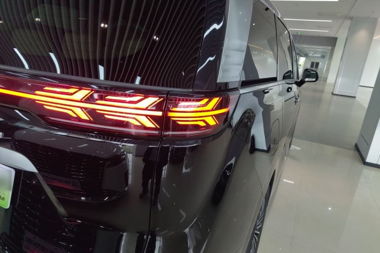 Used Denza D9 2024 DM-i 980 Four-Wheel Drive Flagship Model Right Rear Taillight