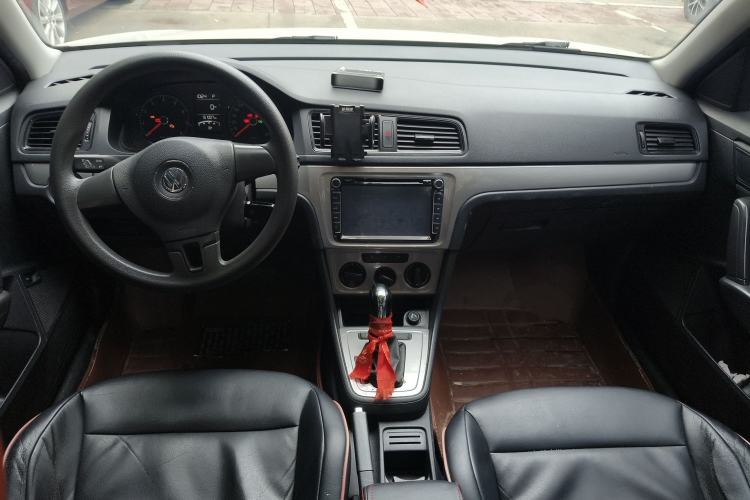 Used Volkswagen Lavida 2013 1.6L Automatic Fashion Edition Center Console