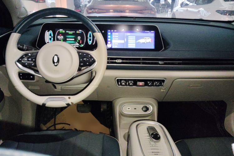 Used ORA Good Cat 2023 401 km Standard Range Luxury Version Lithium Iron Phosphate Center Console