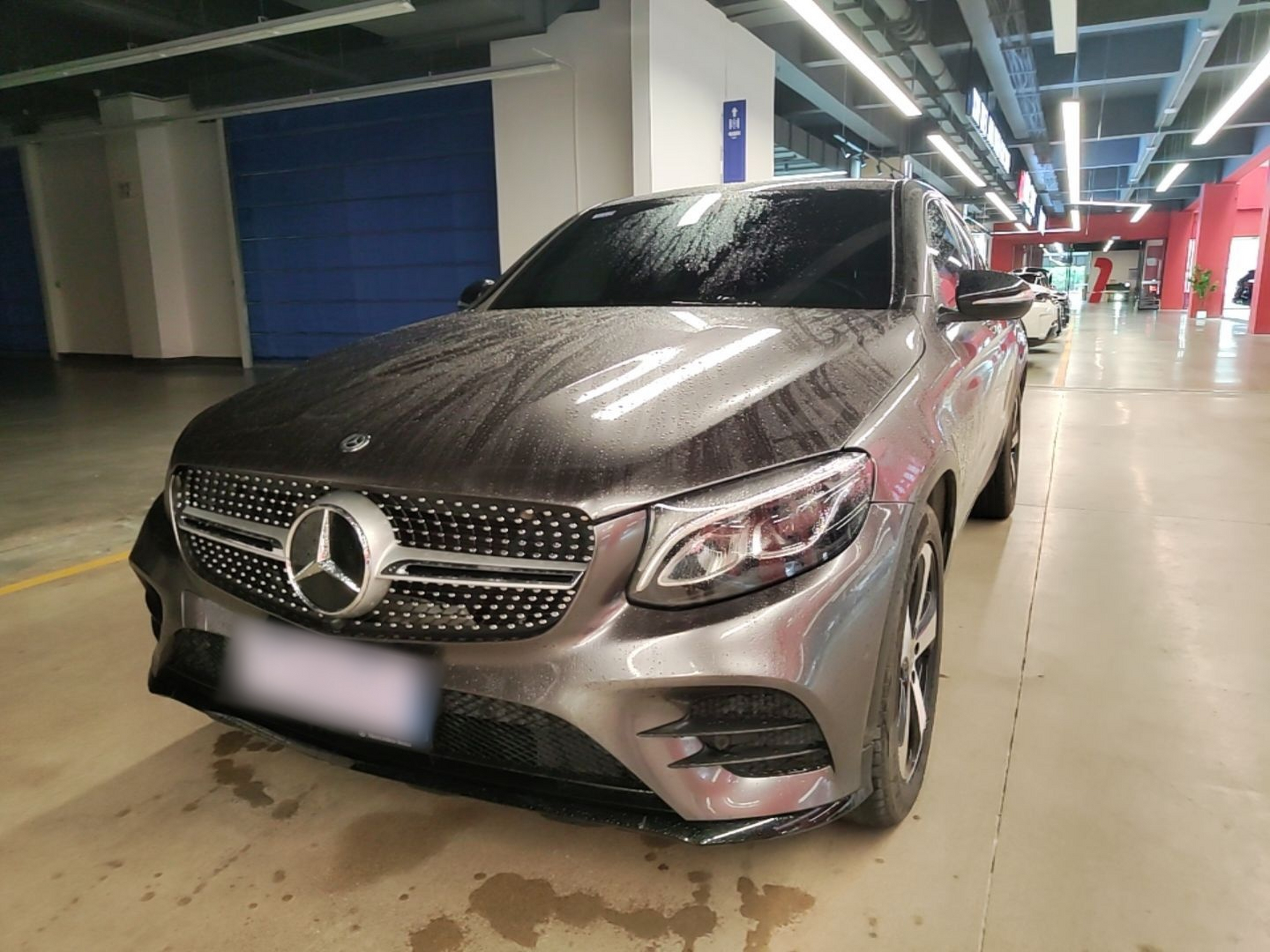 Под передней частью автомобиля