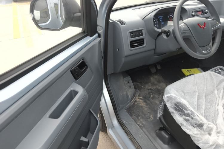 Used Wuling Yangguang 2024 300KM Comfort Version Passenger Van 75kW Driver Seat