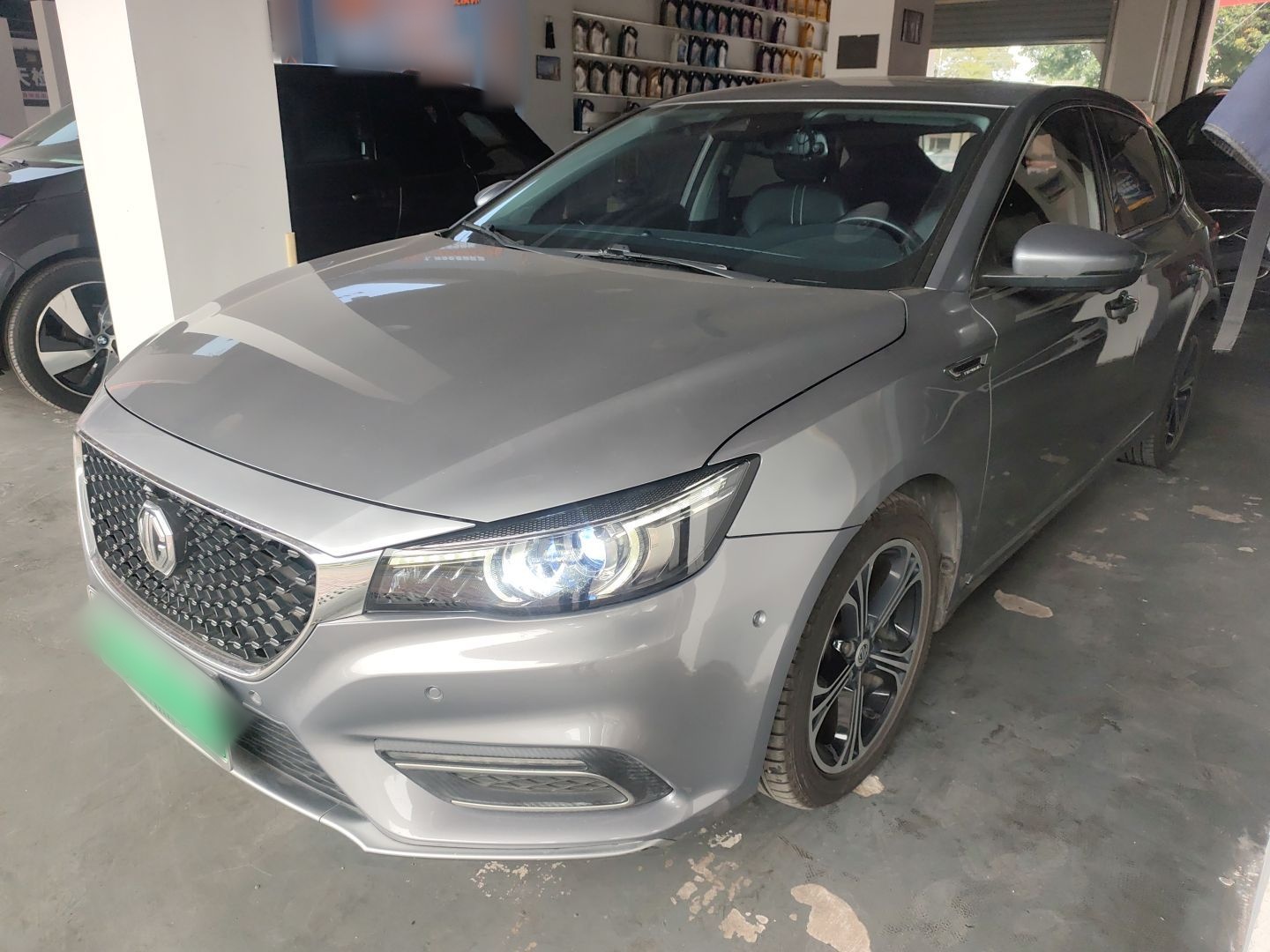 تحت مقدمة السيارة