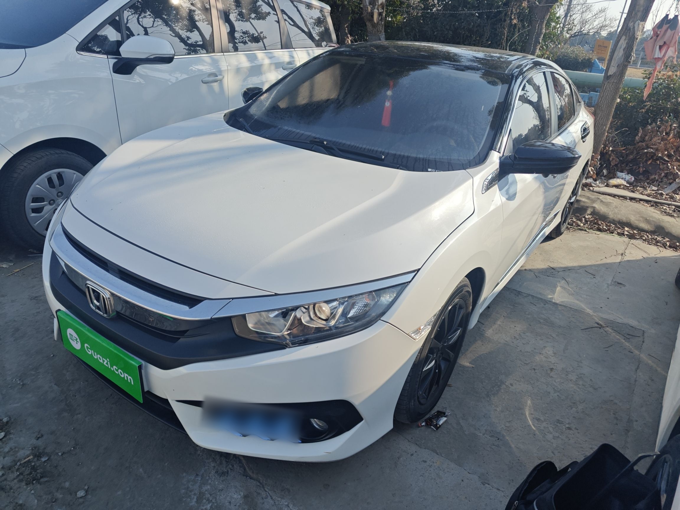 Под передней частью автомобиля