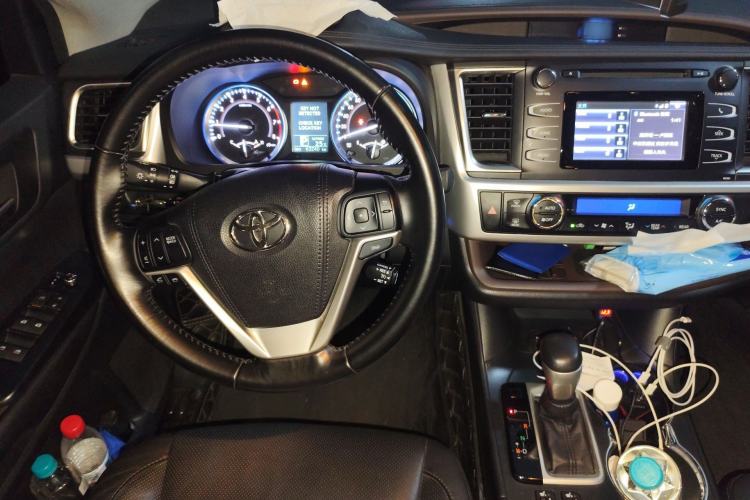 Used Toyota Highlander 2015 2.0T Two-Wheel Drive Luxury Edition 7 Seats Steering Wheel