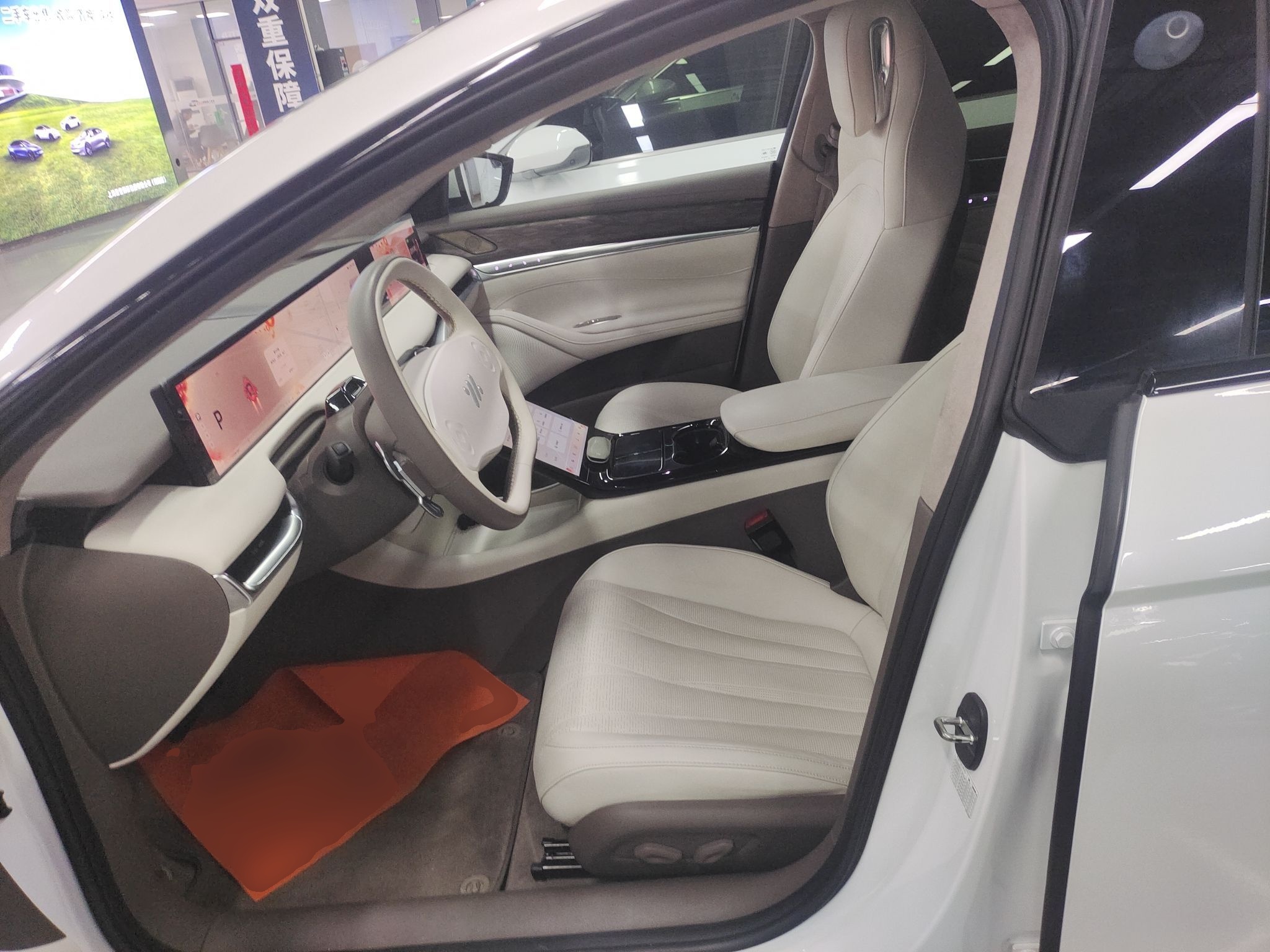 المقاعد الأمامية داخل السيارة