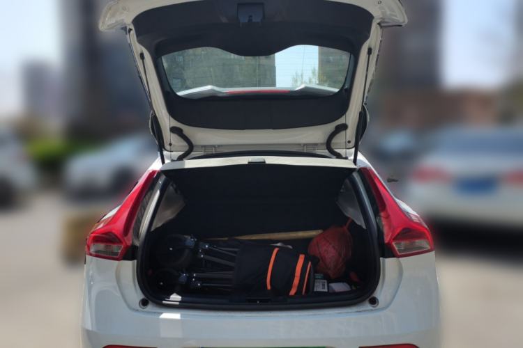 Used Volvo V40 2013 2.0T Zhiya Edition Trunk