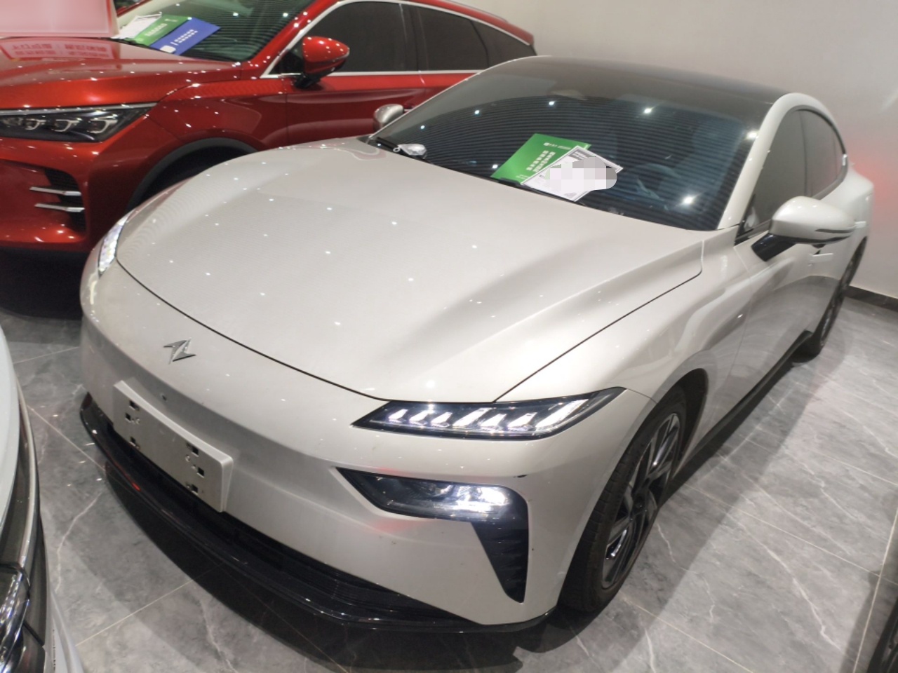 تحت مقدمة السيارة