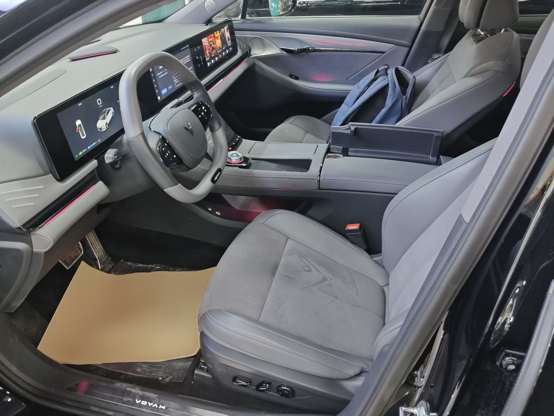 المقاعد الأمامية داخل السيارة