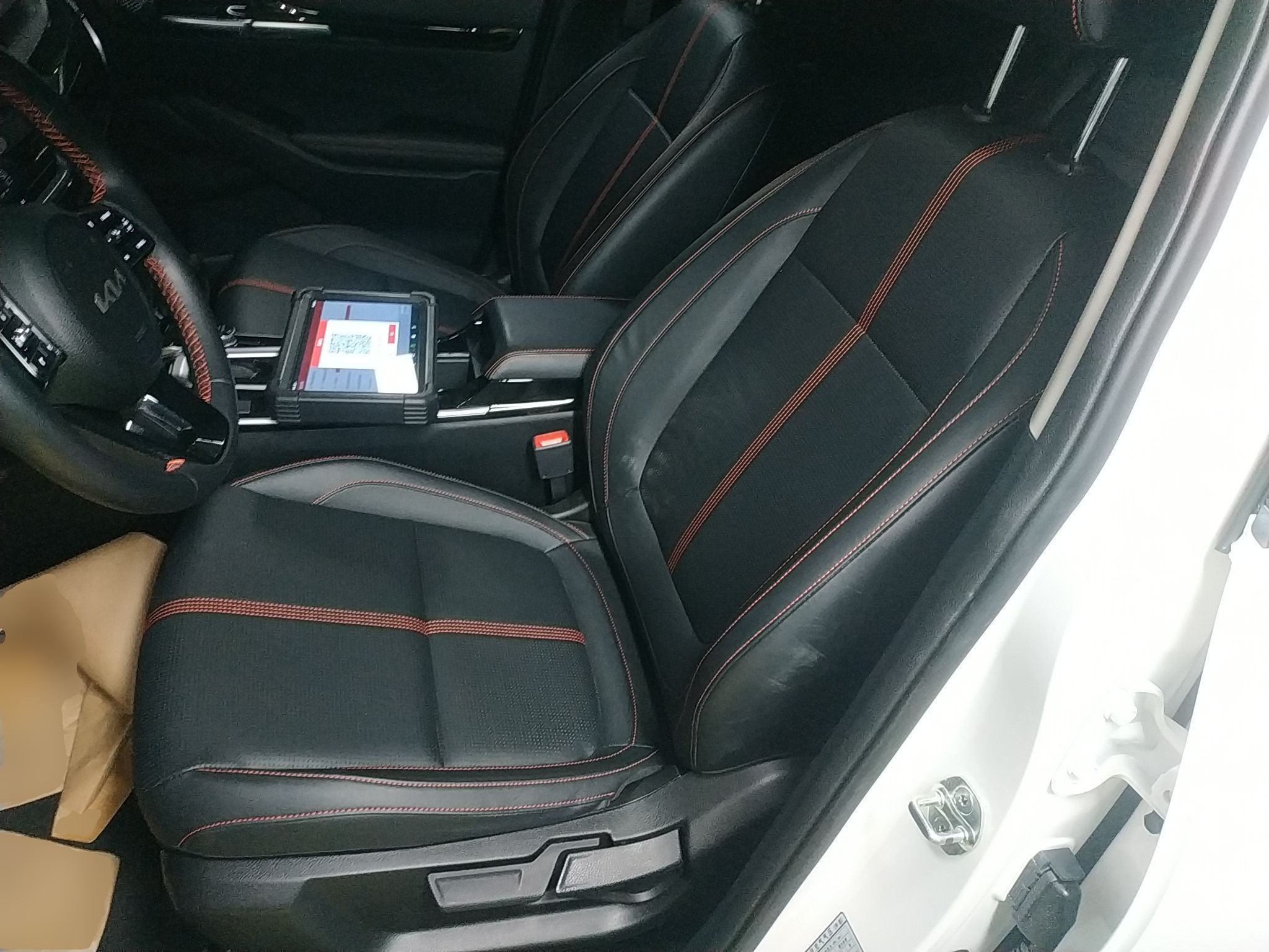 Переднее сиденье в автомобиле