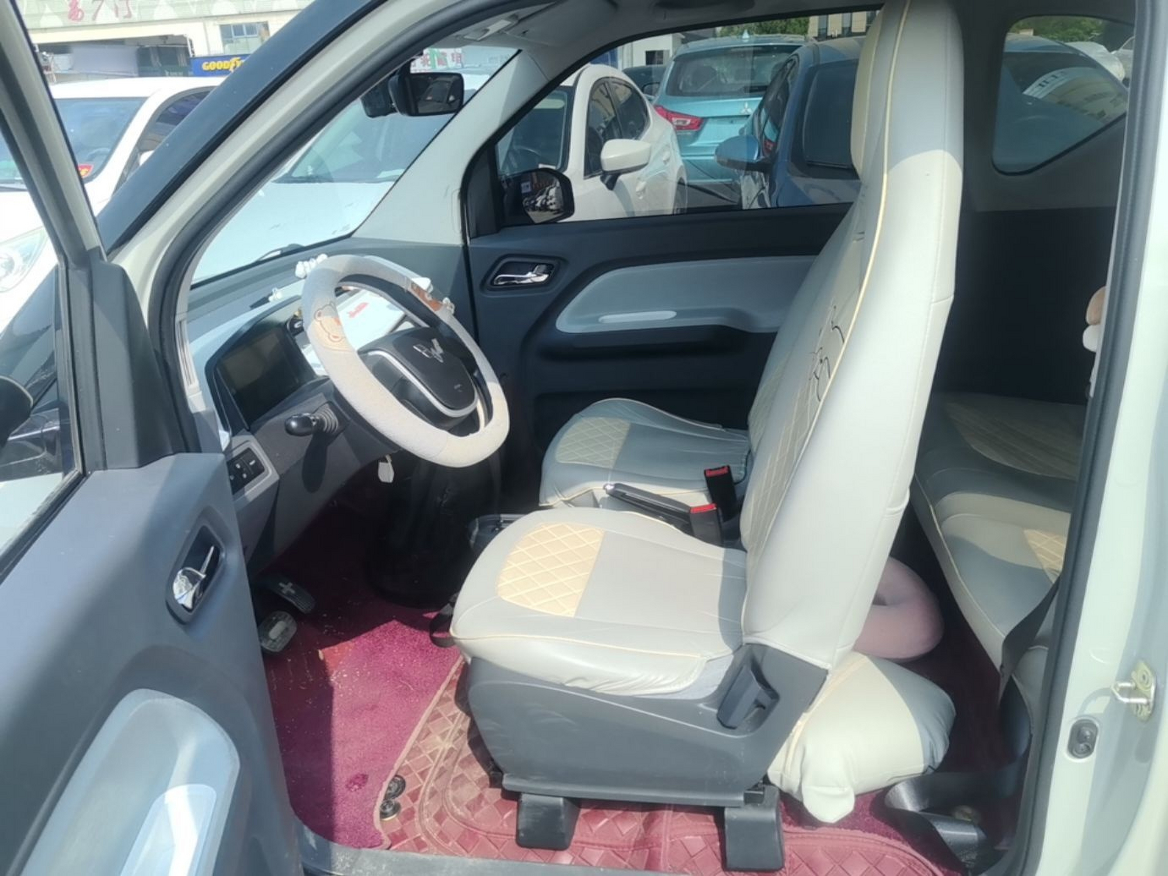 المقاعد الأمامية داخل السيارة