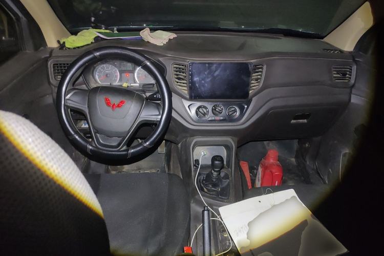 Used Wuling Hongguang V 2022 1.5L Jingqu Edition Enclosed-Window Vehicle with Hydraulic Power Steering LAR Center Console