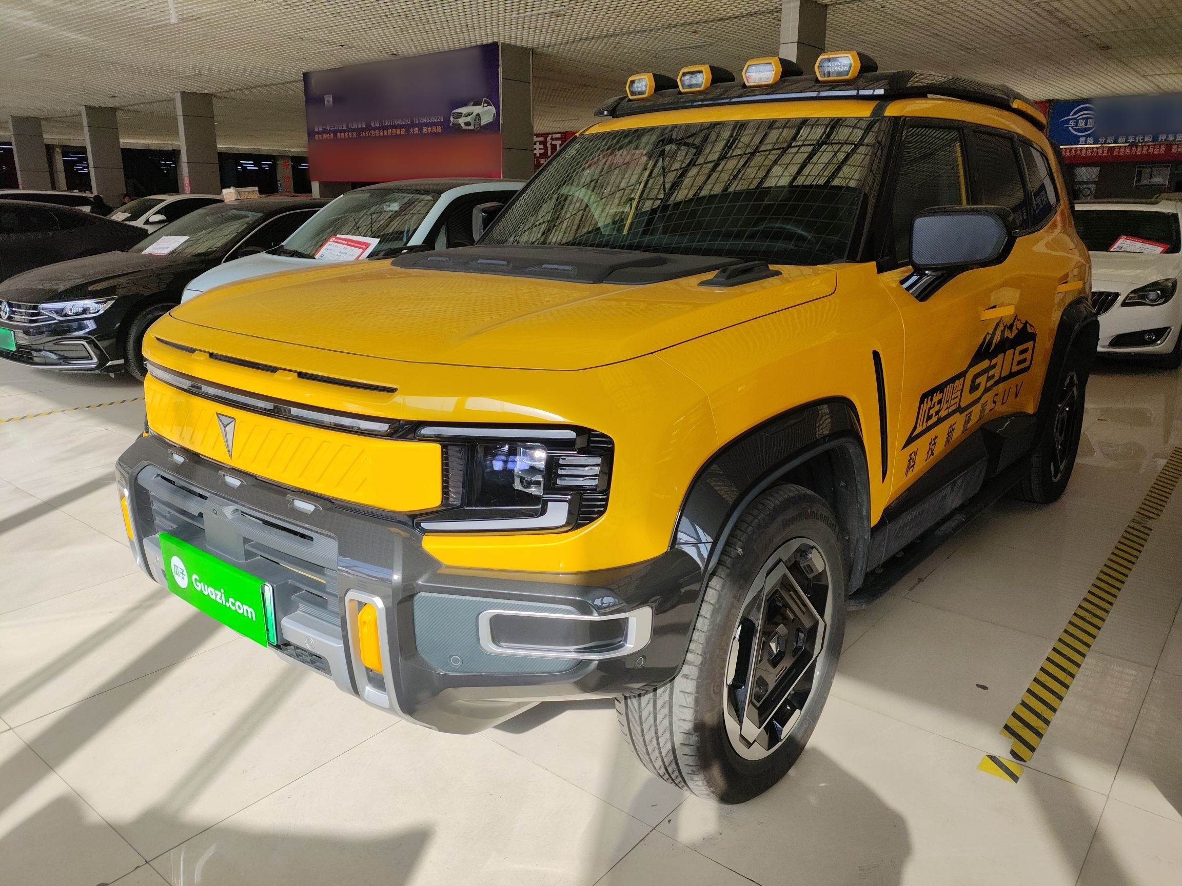 تحت مقدمة السيارة